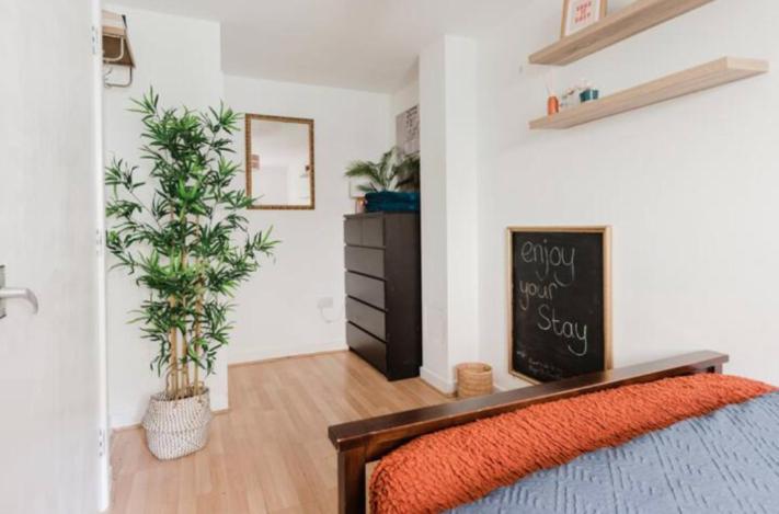 Private Double & Private Bathroom In Our London